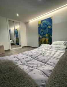 a large bed in a room with a painting on the wall at Pepiño de Tomonte in Atrave
