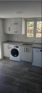 a kitchen with a stove and a dishwasher in it at Pepiño de Tomonte in Atrave