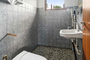 un baño con inodoro y lavabo en Cozy Cottage Near Beach And Nature, en Vesterby