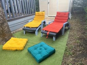 a group of four chairs sitting on the grass at L'escale Pep's in Meschers-sur-Gironde