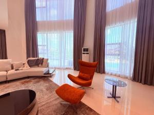 Luxurious 5BR Villa with Private Pool, Lekki Lagos的休息区