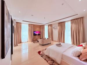 Luxurious 5BR Villa with Private Pool, Lekki Lagos的电视和/或娱乐中心