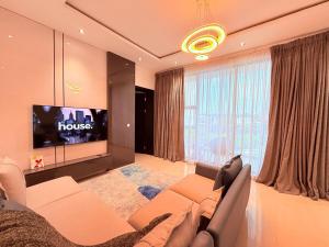 Luxurious 5BR Villa with Private Pool, Lekki Lagos的电视和/或娱乐中心