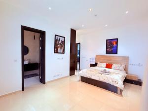 Luxurious 5BR Villa with Private Pool, Lekki Lagos客房内的一张或多张床位