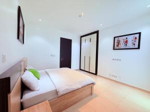 Luxurious 5BR Villa with Private Pool, Lekki Lagos客房内的一张或多张床位