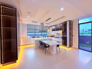 Luxurious 5BR Villa with Private Pool, Lekki Lagos的厨房或小厨房