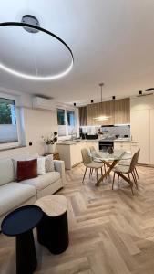 シュチェチンにあるFlamingo - Luxury stay in Brama Portowaのソファとテーブルのあるリビングルーム