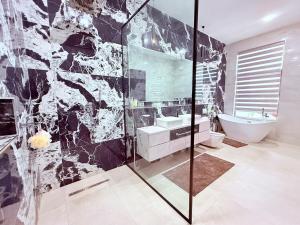 AjaLuxurious 5BR Villa with Private Pool, Lekki Lagos的浴室设有黑色和白色的大理石墙