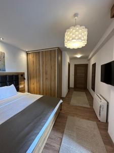 Postel nebo postele na pokoji v ubytování Meridian Hotel