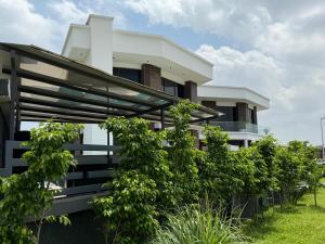 AjaLuxurious 5BR Villa with Private Pool, Lekki Lagos的一栋白色的房子，门前有植物