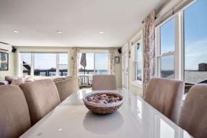Χώρος καθιστικού στο Oceanfront Getaway with Deck Steps to Provincetown Fun