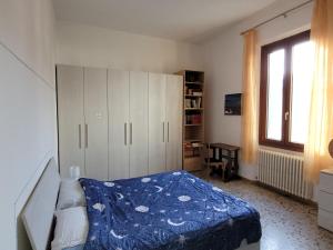 a bedroom with a bed and a cabinet and a window at Ampia camera vicina al centro in Florence