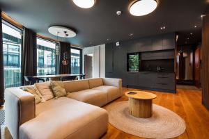 un soggiorno con un divano e un tavolo di Stegna Deluxe Amber Apartments a Stegna