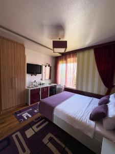 Postel nebo postele na pokoji v ubytování Meridian Hotel