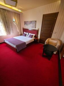 Postel nebo postele na pokoji v ubytování Meridian Hotel
