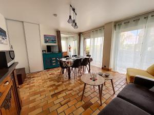 a living room with a table and a dining room at Appartement Salines 46m2 in Carnac