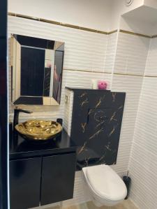 Koupelna v ubytování glamour golden suite