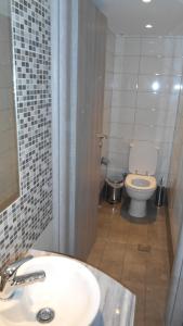 ein Badezimmer mit weißer Toilette und Waschbecken in der Unterkunft Psathi Beach in Psathi + 35 Fotos