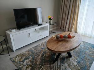 TV a/nebo společenská místnost v ubytování Motswedi Place - Kgale View Unit L1