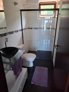 ein kleines Badezimmer mit Toilette und Waschbecken in der Unterkunft Casa na Barra do Una, à beira do Rio Una e frente a Praia in São Sebastião