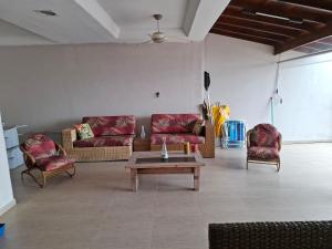 Ein Sitzbereich in der Unterkunft Casa na Barra do Una, à beira do Rio Una e frente a Praia