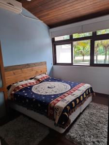 Ein Bett oder Betten in einem Zimmer der Unterkunft Casa na Barra do Una, à beira do Rio Una e frente a Praia