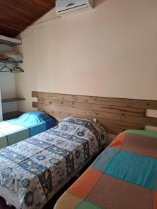 ein Schlafzimmer mit zwei Betten in einem Zimmer in der Unterkunft Casa na Barra do Una, à beira do Rio Una e frente a Praia in São Sebastião