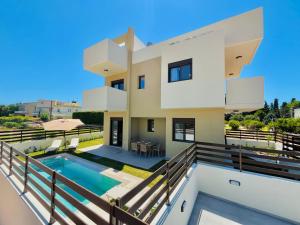 una vista de una casa con piscina en Villa Greige, en Ixia