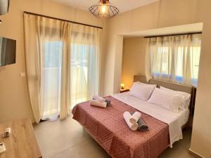 Un dormitorio con una cama con dos toallas encima. en Villa Greige, en Ixia 12 fotos más