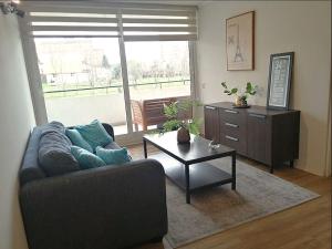 a living room with a couch and a coffee table at Exclusivo departamento a pasos del centro in Puerto Montt