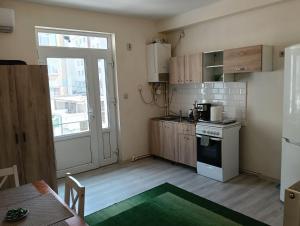 a small kitchen with a stove and a window at Spital 1 cameră living in Târgu-Mureş