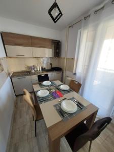 Kuchyň nebo kuchyňský kout v ubytování La Tine Acasă Rezidence