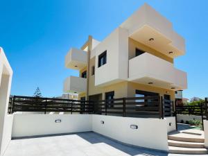un edificio con un cielo azul en el fondo en Villa Greige, en Ixia
