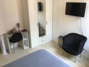 a living room with a desk and a chair at Chambre Cosy 3 in Montauban