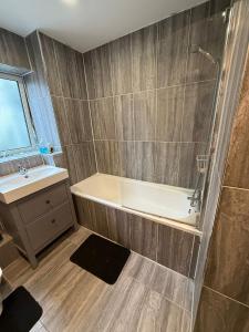 a bathroom with a bath tub and a sink at Property Near Canary Wharf in London +17 photos