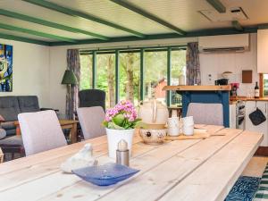 Posezení v ubytování 6 person holiday home in Vemb