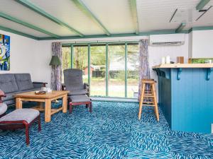 Posezení v ubytování 6 person holiday home in Vemb