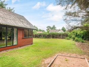 Zahrada ubytování 6 person holiday home in Vemb