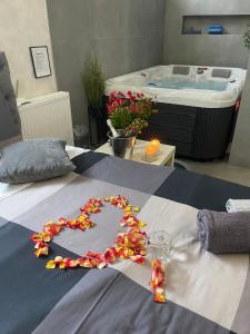 Uma cama ou camas num quarto em TEPIĆ Garni Hotel