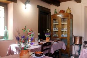 a dining room with a table with flowers on it at Agriturismo Le Faeta in Arpino