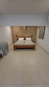 Grand-Berebyla flotte hotel的房间里有一张大床的卧室