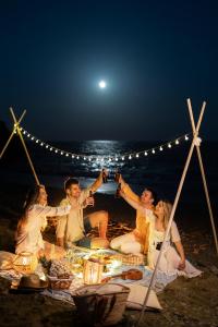Επισκέπτες που μένουν στο Private Abu Dhabi Island Hopping and Camping
