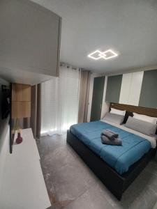 a bedroom with a bed with a blue blanket at Appartement au cœur de Calvi,a 150 m de la plage in Calvi