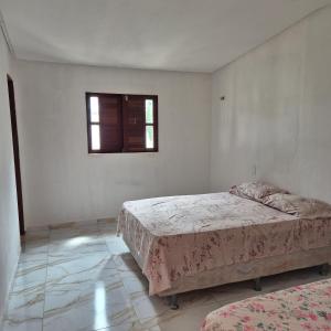 ein Schlafzimmer mit zwei Betten und einem Fenster in der Unterkunft Chácara Corujá in Juazeiro do Norte + 9 Fotos