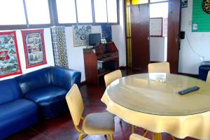Uma área de estar em Hostal Iquique
