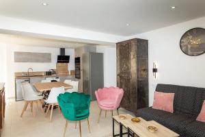 a living room with a couch and chairs and a table at L'Escale Vitteloise in Vittel