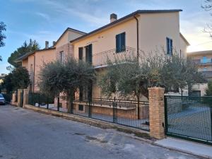a house with a fence in front of it at Che sarà mai in Santa Maria degli Angeli