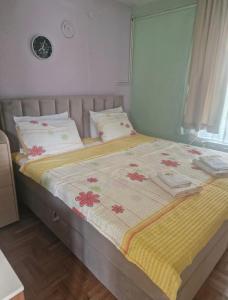 - une chambre dotée d'un lit avec une couverture jaune et rouge dans l'établissement Marija Apartment br 1, à Bitola