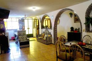 Uma área de estar em Hostal Iquique