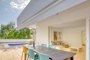 een eetkamer met een tafel en stoelen bij Nice Home Costa Adeje in Adeje